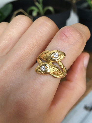 Bague 51 Bague ancienne en or jaune 18K représentant deux serpents 58 Facettes