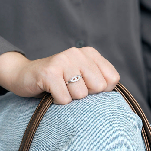 白金和钻石链环戒指。