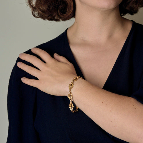 Bracelet Bracelet en or jaune à motif de fleurs et de feuilles ciselées 58 Facettes MON1100X2