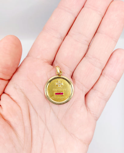Pendentif AUGIS - Pendentif médaille d'amour  23mm or jaune et rubis  "+ QU'HIER - QUE DEMAIN" 58 Facettes A06325