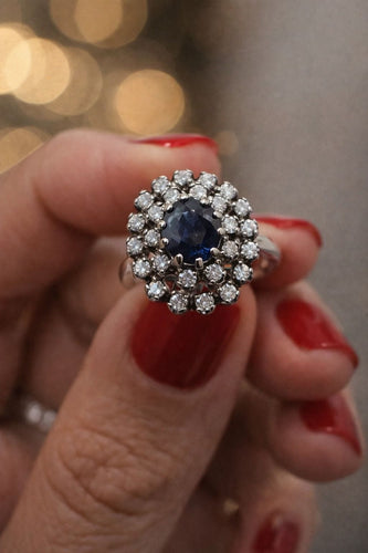 Bague 58 Bague en or blanc sertie d'un saphir bleu foncé et d'un halo de diamants. 58 Facettes 50354