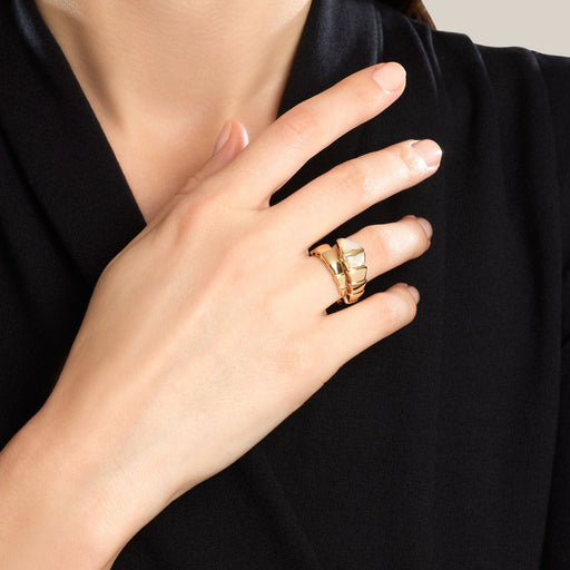 Bague 48 BULGARI - Bague Serpenti en or jaune et nacre 58 Facettes