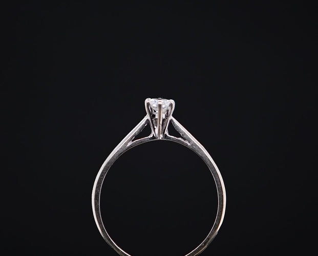 Bague 52 Solitaire en or blanc avec diamant de 0,10 carat 58 Facettes