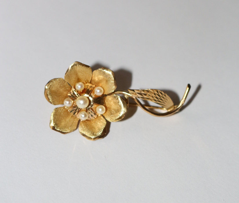 Broche Broche fleur rétro or jaune et perles 58 Facettes 570