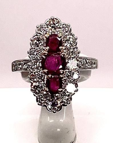 Bague 51 Bague marquise en or, diamants et rubis. 58 Facettes AB357