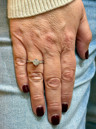 Bague 54 Solitaire ondulé en or blanc et diamants 58 Facettes