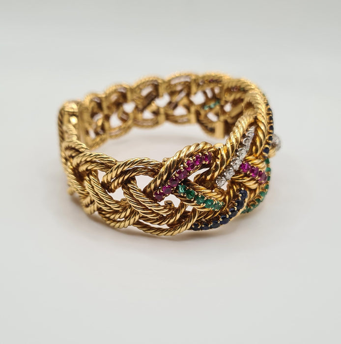 Boucheron - Brazalete de oro amarillo engastado con diamantes, zafiros, esmeraldas y rubíes.