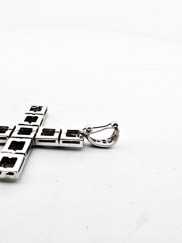 Pendentif Pendentif en forme de croix serti de diamants 58 Facettes