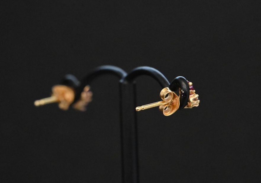 Ohrringe aus 18 Karat Gold, verziert mit einem Saphir, einem Rubin und einem Diamanten