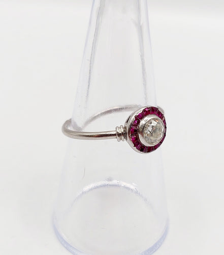 Bague 54.5 Bague cible art deco Platine diamant taille ancienne et rubis synthétiques calibrés (circa 1910) 58 Facettes A05992