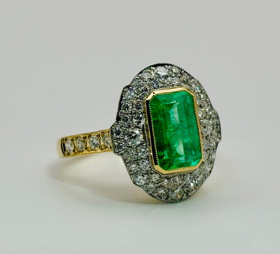 Bague 53 Bague en or et platine ornée d'une émeraude et de diamants 58 Facettes 50331