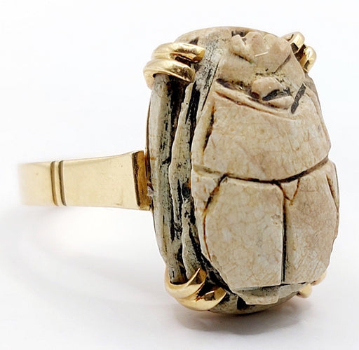 Bague 53.5 Bague cocktail vintage or jaune et scarabée égyptien en pierre dure 58 Facettes A05339