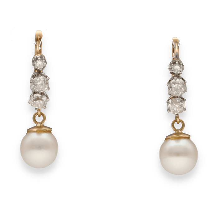 Gouden en platina sleeper-oorbellen met diamanten en gekweekte parels.