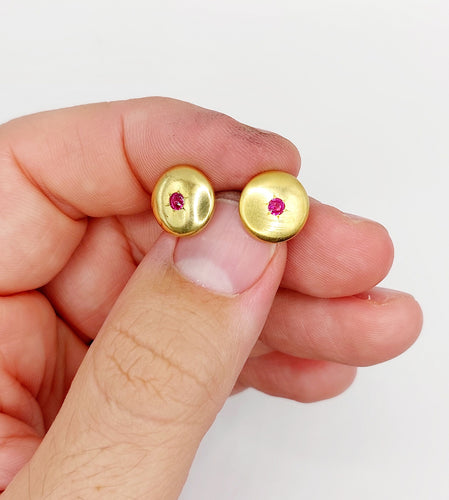 Boucles d'oreilles Puces d'oreilles art déco or rose, rubis sertis étoilés (circa 1940) 58 Facettes A05696