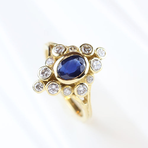 Anillo vintage en oro amarillo de 18 quilates engastado con un zafiro y diamantes 