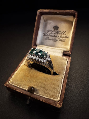 Bague 54 Bague en platine ornée d'émeraudes et de diamants 58 Facettes