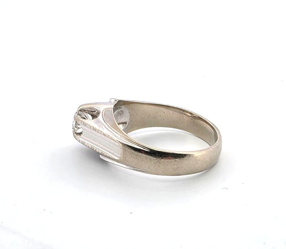 白金戒指镶钻石 