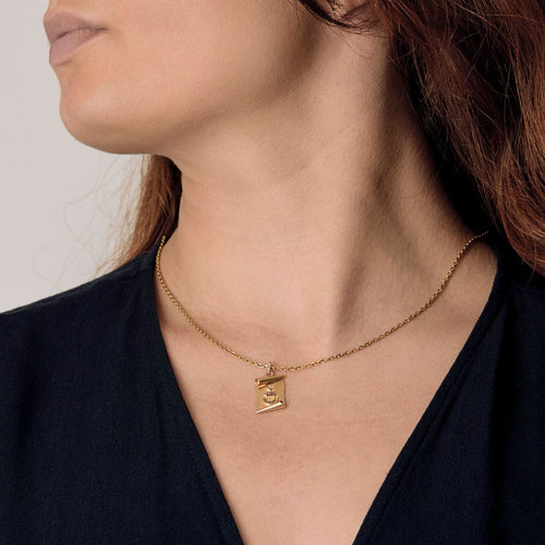 AUGIS - Medalie de dragoste în formă de pergament din aur galben și rubin sintetic 