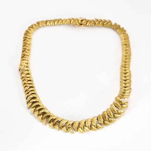 Collier Collier en or jaune à motif de feuilles 58 Facettes SQU3662