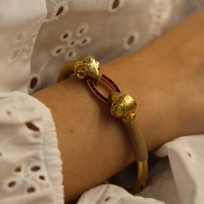 Bracciale Testa di Ariete in oro giallo e rubini del 1950 circa.