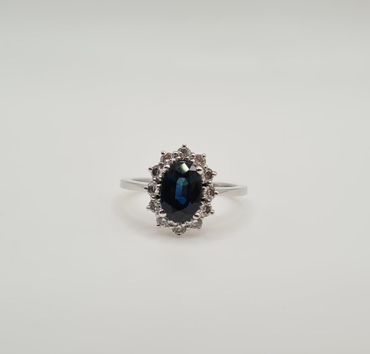 Karaat witgouden ring bezet met een saffier en natuurlijke diamanten