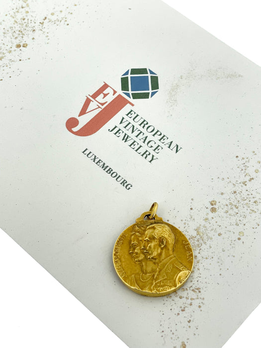 Yellow gold medal pendant by René Cliquet Grand Dukes and Grand Duchesses of Luxembourg