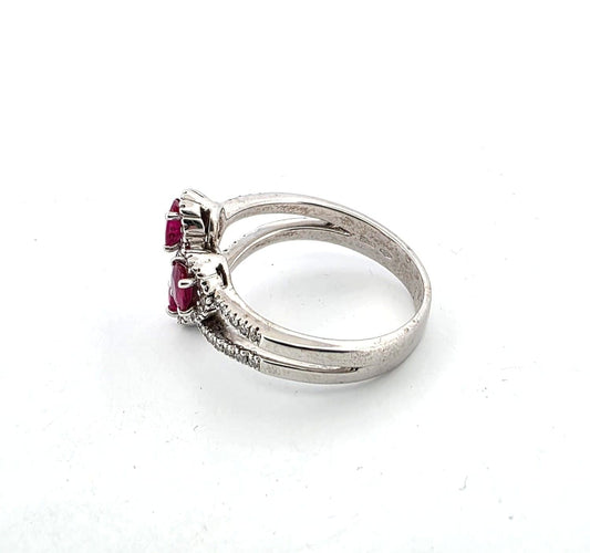 Bague 60 Bague trilogie Daisy en or blanc massif 18 carats avec rubis et diamants 58 Facettes