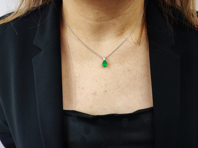 Collier Collier pendentif or blanc, émeraude et diamant 58 Facettes Pend.Emer.FA.51