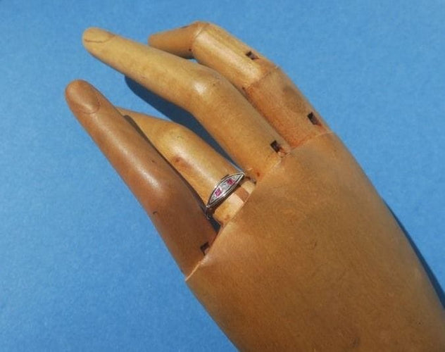 Bague 50.5 Bague jarretière Art Déco diamants, rubis calibrés, or et platine 58 Facettes