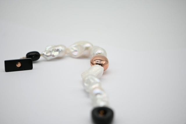 Bracciale di perle barocche con chiusura in oro rosa e bachelite vintage