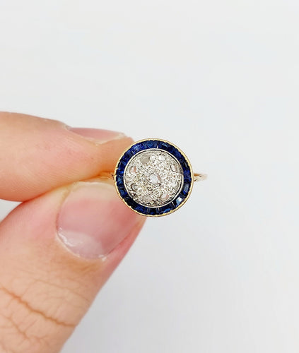 Bague 51.5 Bague cible art deco or jaune 18k ornée de diamants taillés en roses entouré de saphirs calibrés synthétiques (circa 1930) 58 Facettes A04977