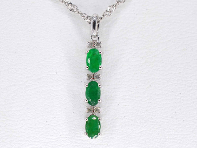 Pendentif White gold pendant with diamonds and emerald 58 Facettes 2140
