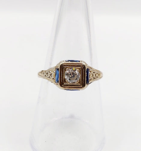 Bague 55.5 Bague chevalière Art Déco or blanc, diamant taille ancienne et saphirs calibrés (circa 1927) 58 Facettes A06084