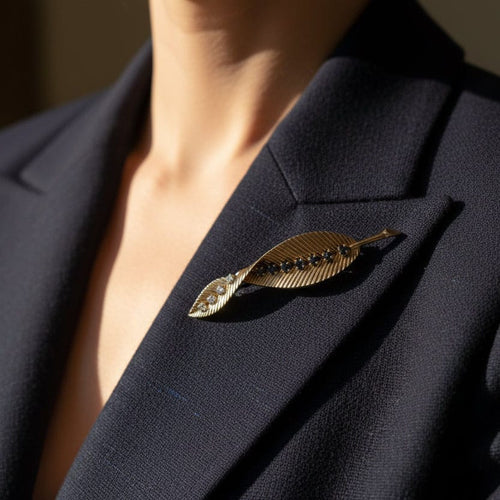 Broche Van Cleef & Arpels - Broche Feuille - Or jaune et Platine - Saphirs et Diamants 58 Facettes 1.0001076/1