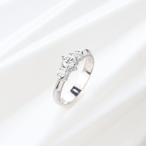 Bague 59 Bague triplet en or blanc avec diamants 58 Facettes 146/23