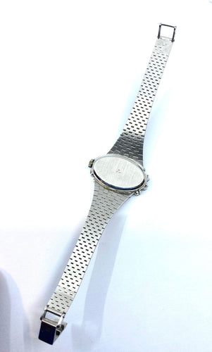 Montre Montre de dame en or blanc 18 carats en diamants ronds et baguettes. Signée PAILLARD PARIS 58 Facettes AB208