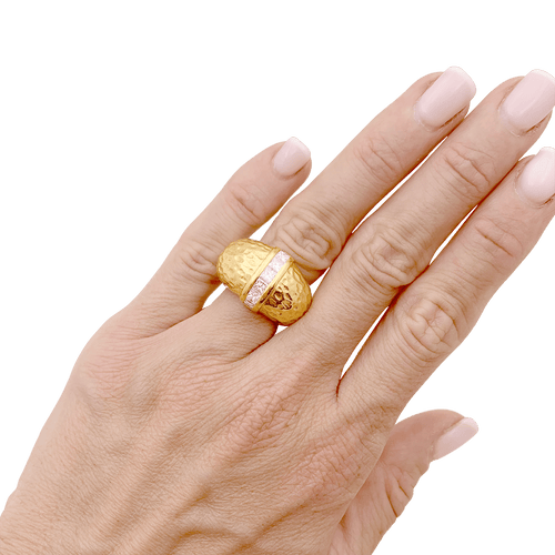 Bague 52 Bague or jaune texturé et diamants taille princesse. 58 Facettes 34692