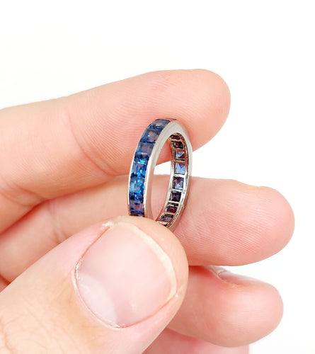 Bague 51 Alliance américaine or blanc, saphirs bleus calibrés synthétiques (circa 1950) 58 Facettes A06111