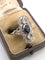 Bague 54 Bague en platine avec saphir et diamants 58 Facettes