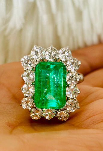 Bague 54 Bague en or blanc avec émeraude centrale et diamants 58 Facettes 50200