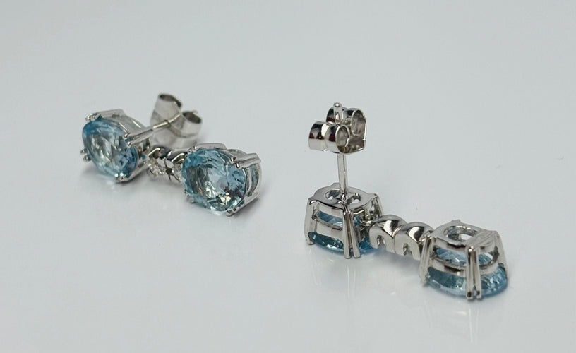 Boucles d'oreilles Boucles d'oreilles contemporaines en or blanc serties d'aigues-marines de 6,05 ct et de diamants de 0,20 ct 58 Facettes Q251B