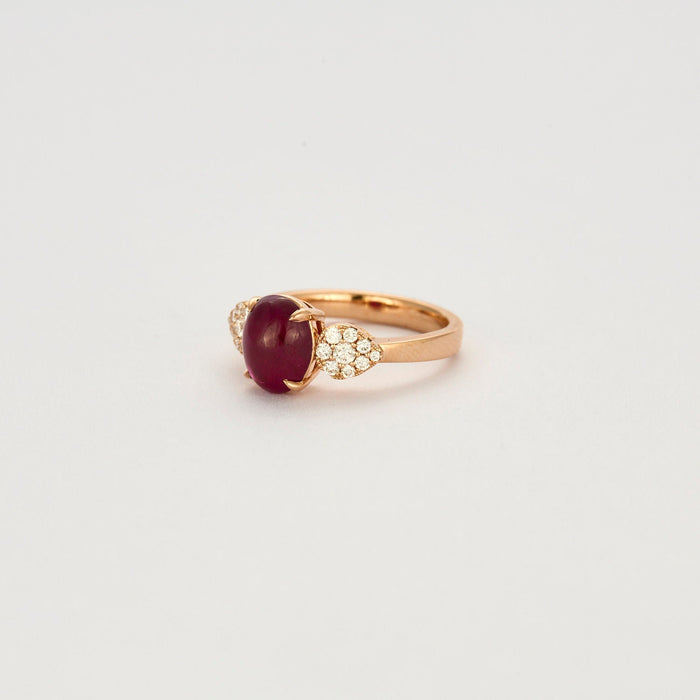 Anillo de oro rosa con rubíes y diamantes