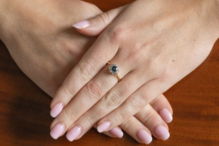 Bague 55 Bague en or jaune, saphir et diamants, seconde moitié du XXe siècle 58 Facettes 11550