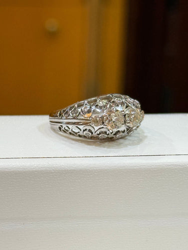 Beyaz altın ve pırlantalı eski oyma yüzük 