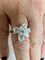 Bague Bague en or blanc 18 carats avec fleur solitaire en diamant 58 Facettes P756