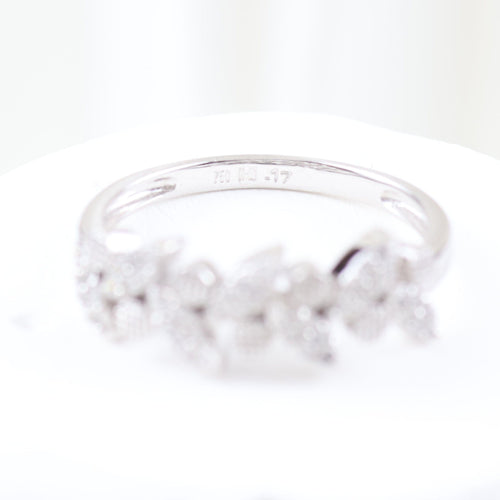 Vegetabilsk ring med briljantslipte diamanter i 18 karat hvitt gull 