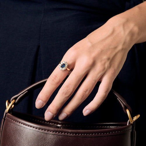 Ring Prestekrage i gult gull, safir og diamanter 