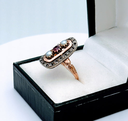 Bague 54 Bague XIXème en or rose sertie de rubis, perle et diamant 58 Facettes