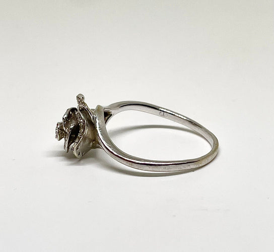 Bague 60 Bague or blanc en forme de rose et diamants 58 Facettes