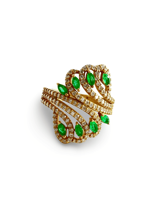 Anillo de oro rosa con esmeralda y diamantes.